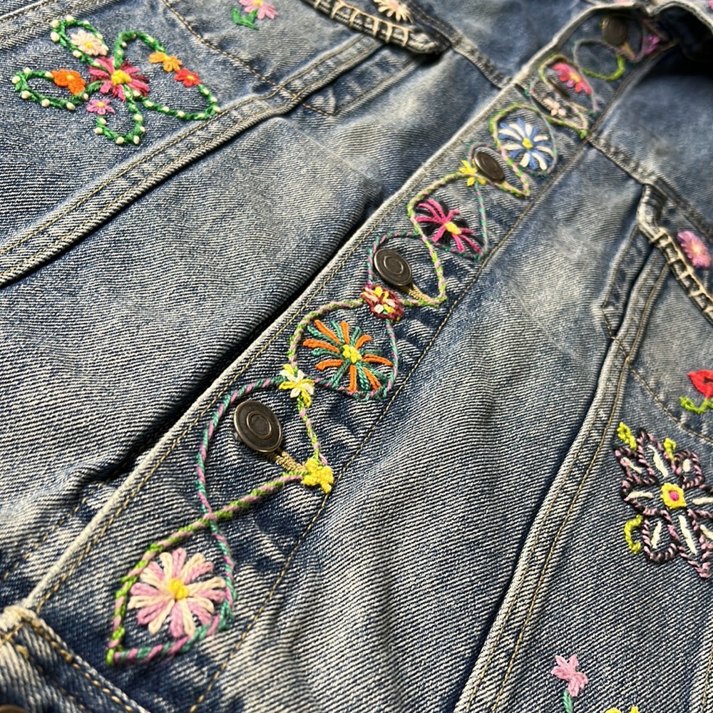 Vintage 80s denim jean jacket hand embroidered flowers & Casper the Ghost - sz L